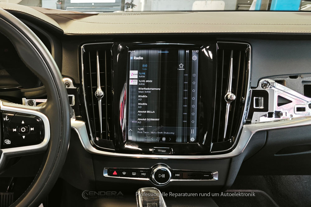 Navi Multimedia Displayfehler Reparatur Volvo XC40